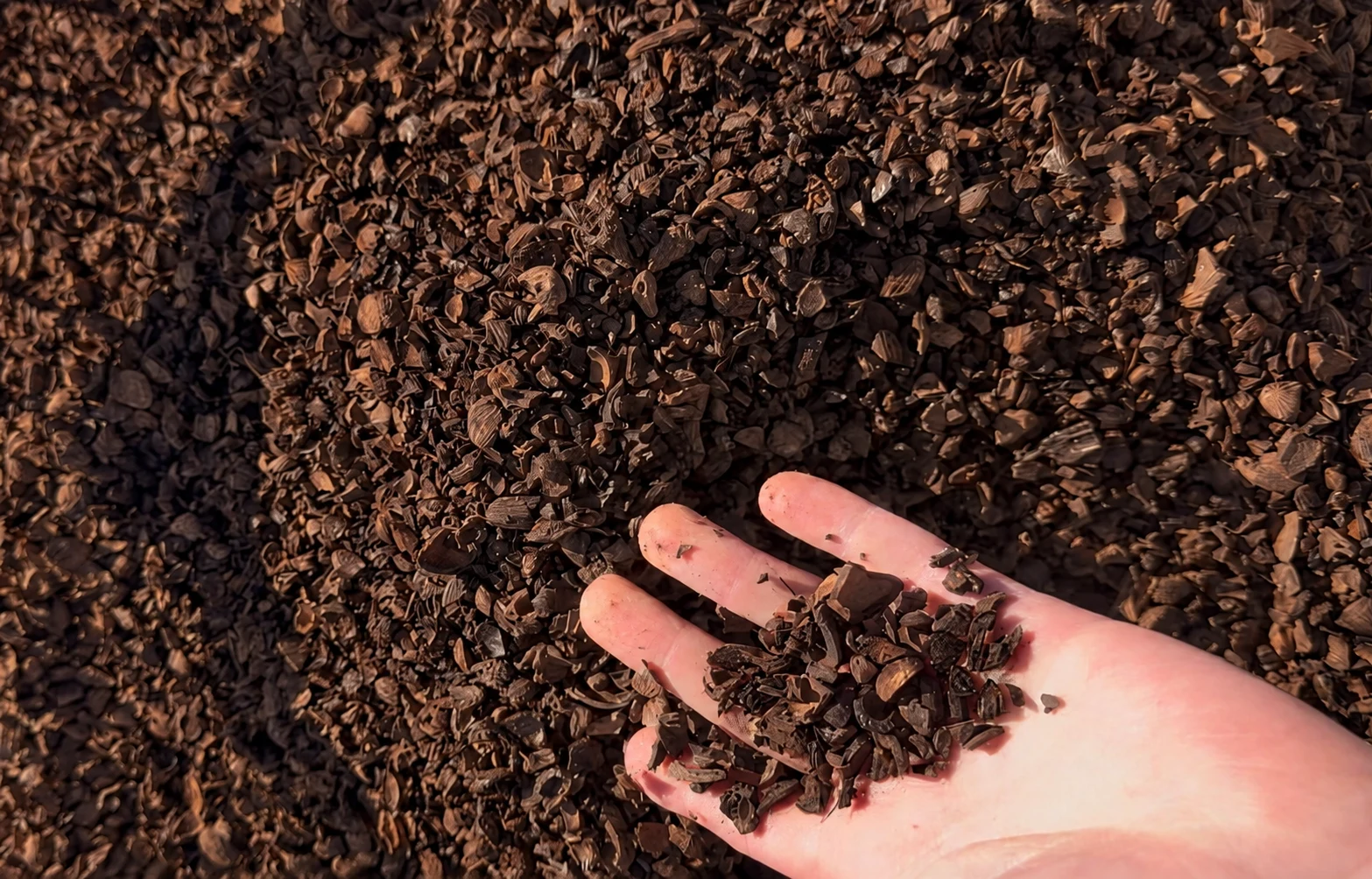 Worki z łupinami PKS przygotowane na paletach