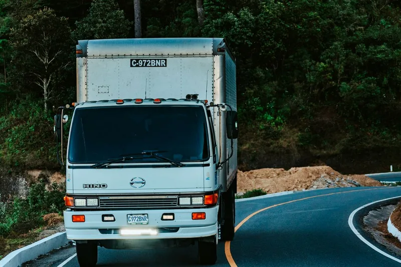Samochód ciężarowy na drodze — zdjęcie ilustracyjne transportu